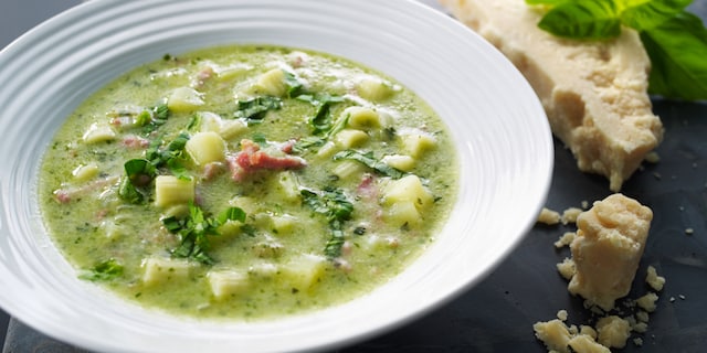 Maaltijdsoep met spekreepjes en pesto