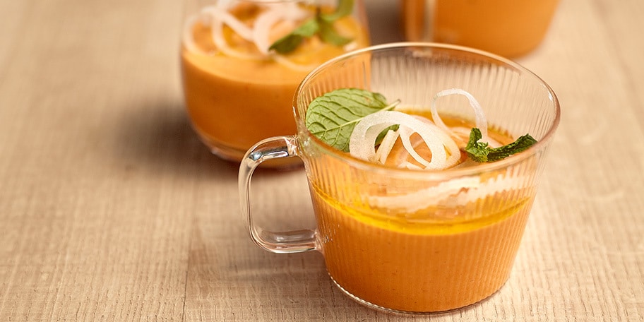Perziken-gazpacho met geroosterde groenten