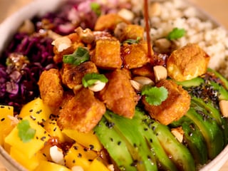 Poke bowl au tofu croustillant
