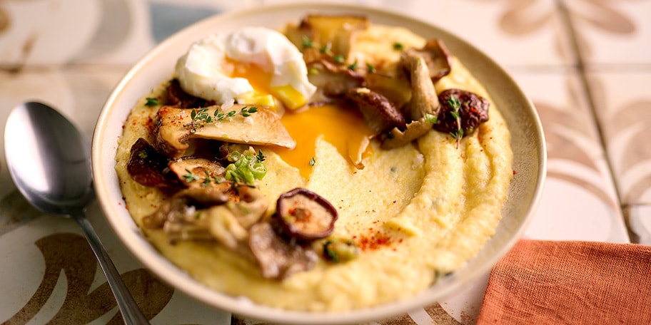 Polenta crémeuse aux champignons et œufs mollets