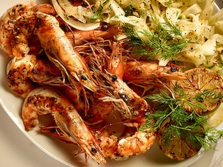 Gegrilde gamba’s en venkelsalade met “leche de tigre”