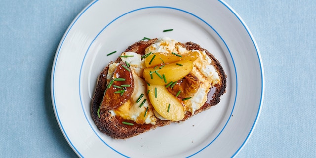 Gegrilde boterhammen met geitenkaas, appel, vijgen en honing