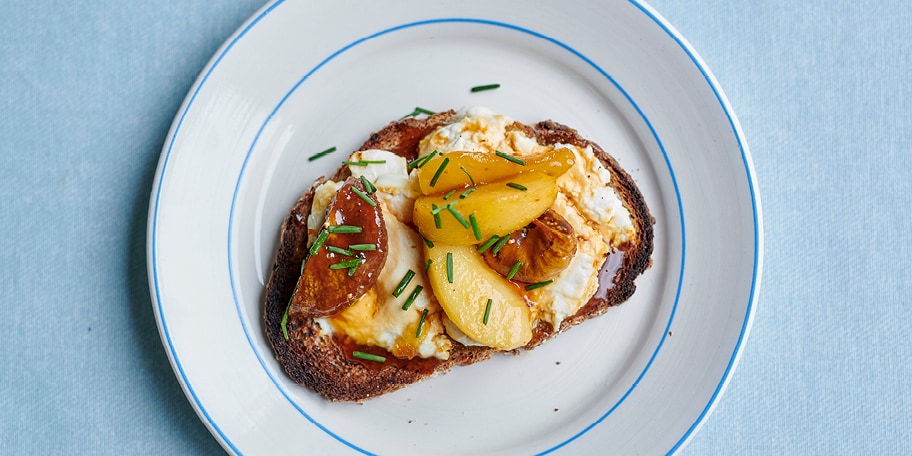 Gegrilde boterhammen met geitenkaas, appel, vijgen en honing