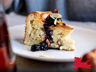 Ostkaka met amandelen en blauwe bessen