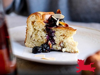 Ostkaka met amandelen en blauwe bessen