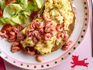 Roereieren met grijze garnalen en prei