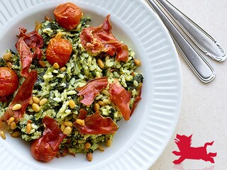 Risotto met spinazie, ricotta, kerstomaten uit de oven en hamchips