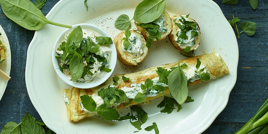 Opgerolde omelet met verse kruidenkaas