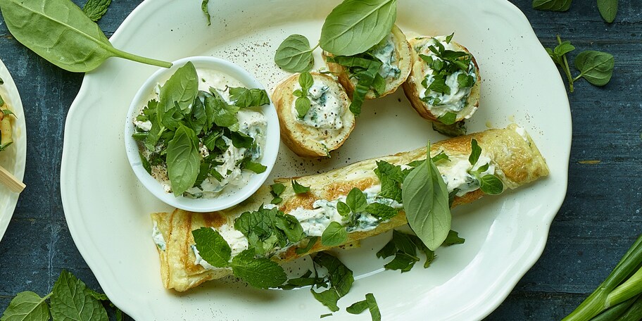 Opgerolde omelet met verse kruidenkaas
