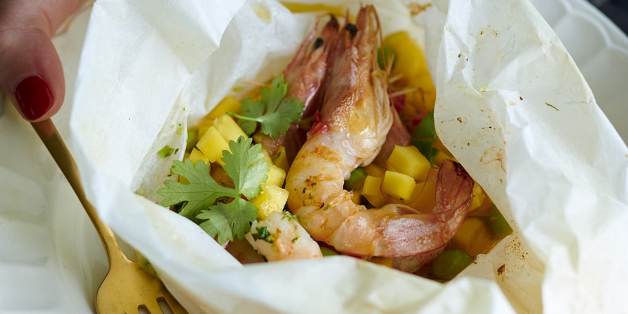 Grandes crevettes en papillotes à la mangue et au citron vert