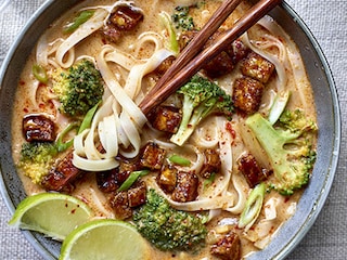 Bouillon coco-cacahuètes aux nouilles et au tofu caramélisé