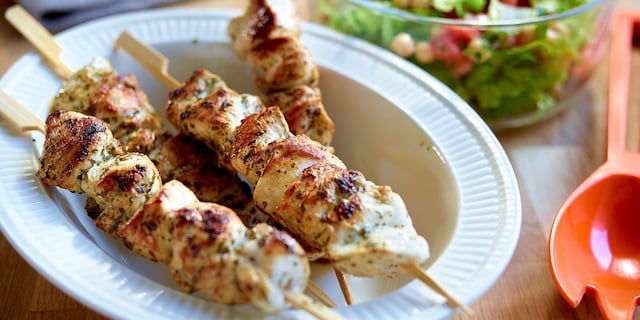 Kalkoenspiesjes, salade van kikkererwten