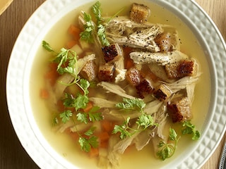 Heldere bouillon met fazant, fijne groentjes en peperkoekcroutons