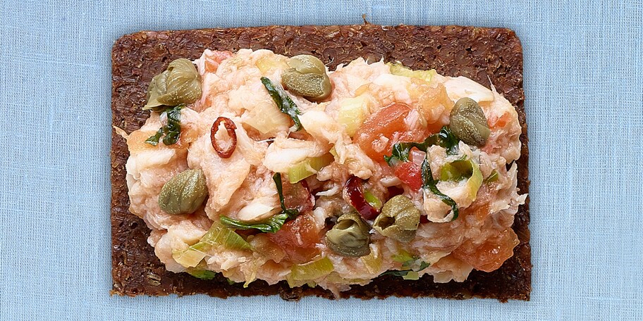 Rillettes van gerookte forel met tomaat, kappertjes en basilicum