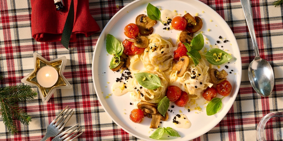 Tagliatelle met gegrilde kerstomaten, champignons, parmigianocrème en olijvenpoeder