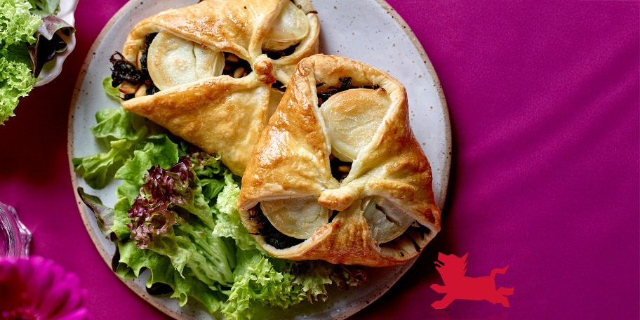 Bladerdeeggebakjes met geitenkaas en spinazie