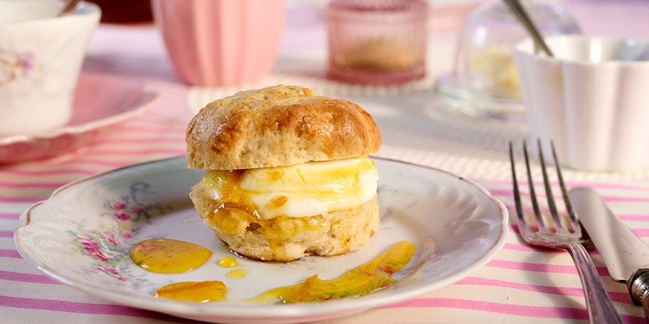 Scones, zure room en sinaasappelmarmelade met gember