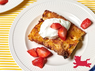 Gekaramelliseerd verloren brood met aardbeien en slagroom