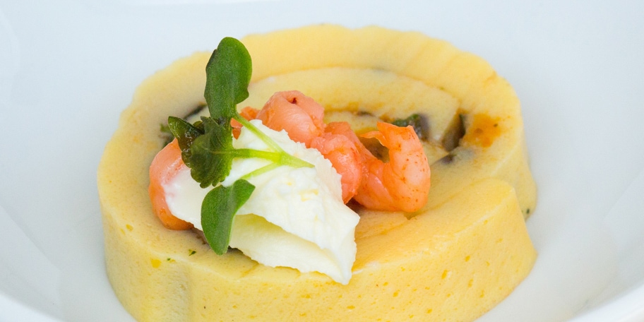 Omelette à l'estragon et sa tapenade de tomates séchées, crevettes grises et crème épaisse