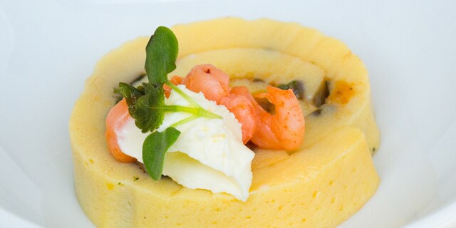 Omelette à l'estragon et sa tapenade de tomates séchées, crevettes grises et crème épaisse