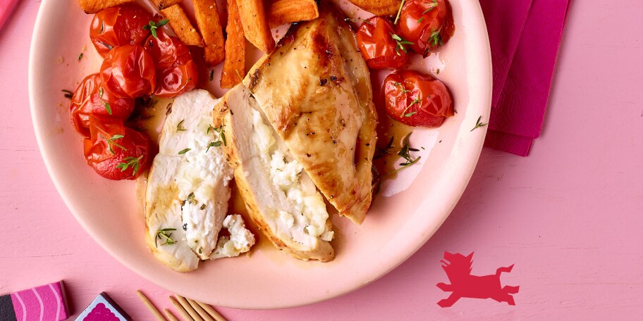 Filets de poulet au chèvre, frites de patates douces et tomates cerises rôties