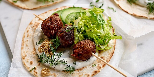 Tortillas aux boulettes veggie, sauce au skyr et pickles de graines de moutarde