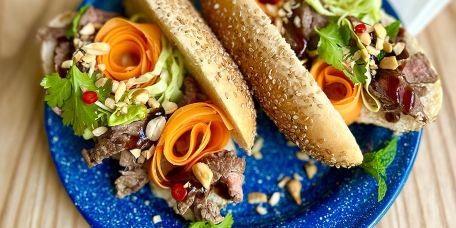 Banh mi sandwiches met rundvlees en gemarineerde groenten met pinda’s