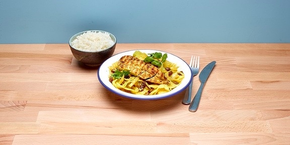 Gegrilde kipfilet met curry van witte kool en kokosmelk