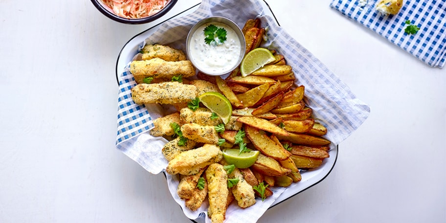 Fish sticks, zoete aardappelfrietjes en Coleslaw