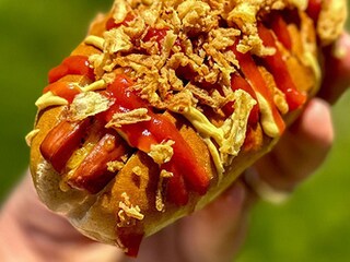 Hotdogs met cheddar, zuurkool en knapperige uitjes