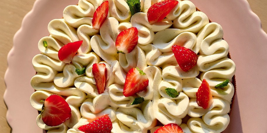 Aardbeientaart met witte chocolade en vanilleganache