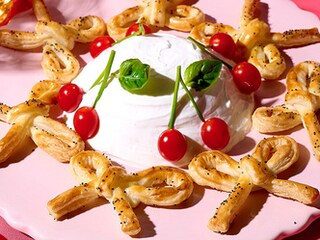 Petits nœuds feuilletés, dip de chèvre et fausses cerises