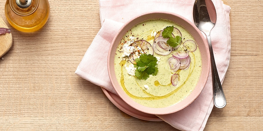 Komkommergazpacho met geitenkaas en koriander