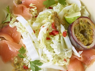 Salade de chou chinois, saumon et fruits de la passion