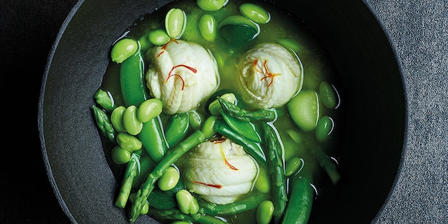 Roulades de filets de sole à la nage de légumes verts au safran