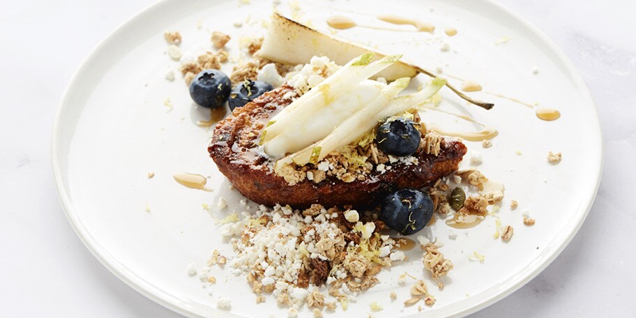 Pain perdu d’Anvers avec glace au babeurre et granola