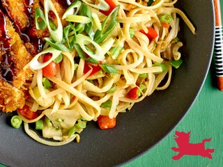 Kiptonkatsu en gebakken noedels met groenten