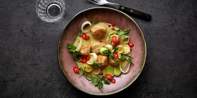 Boulettes de poulet aux poireaux et curry vert