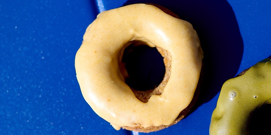 Donut-cakes met wortel en walnoten, met kurkumaglazuur