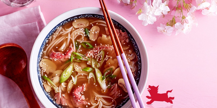 Potage Phở vietnamien au bœuf et aux champignons