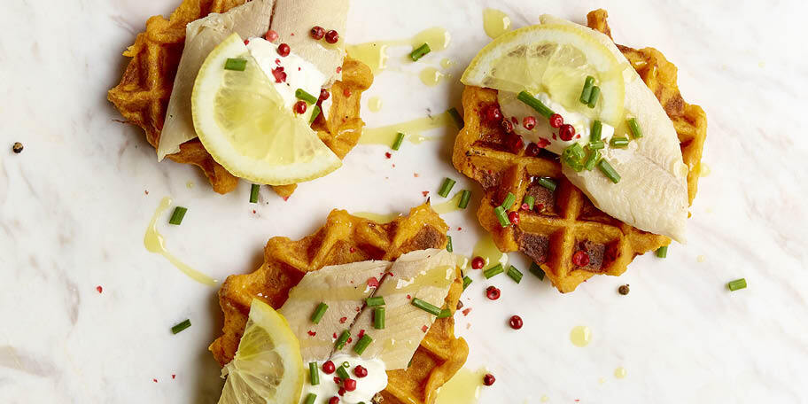 Zoete aardappelwafels met gerookte forel