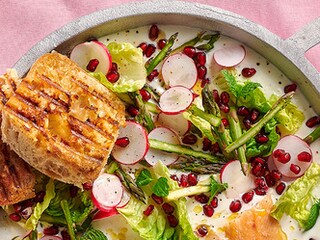 Homemade gerookte forelfilets, knapperig slaatje en yoghurtsaus