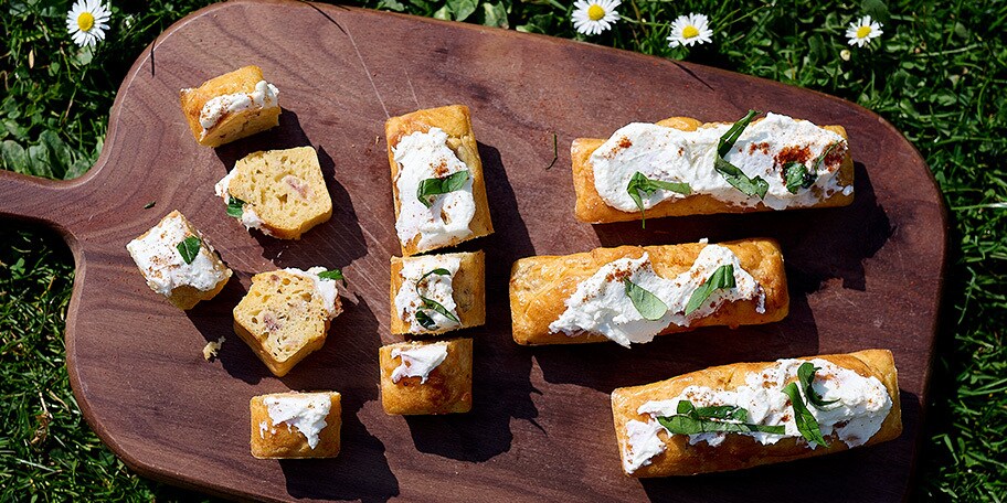 Hartige minicakes met comtékaas en Ardense ham