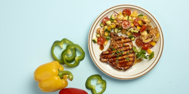 Côtes de porc au paprika fumé et salade croquante aux croûtons