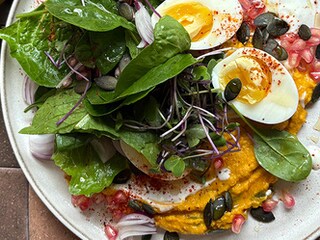Œufs mollets, houmous de butternut, salade d’automne