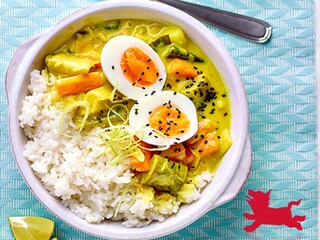 Curry van zachtgekookte eieren met groenten