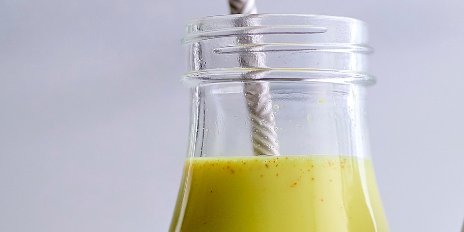Lait chaud au romarin, miel et curcuma