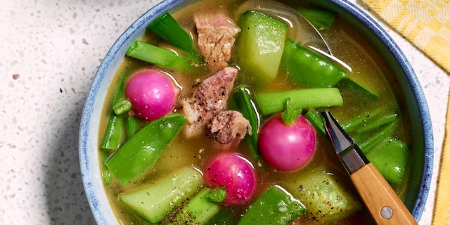 Bouillon d’agneau aux légumes de printemps