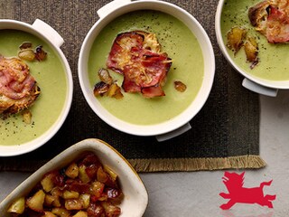 Winterse soep met gekarameliseerde appels en gegratineerde croutons met ham