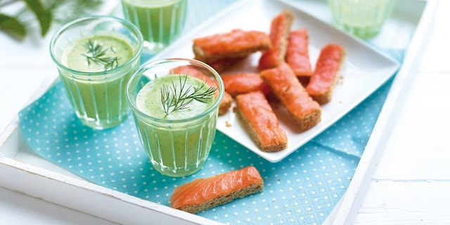 Smoothie met erwtjes en reepjes brood met gerookte zalm